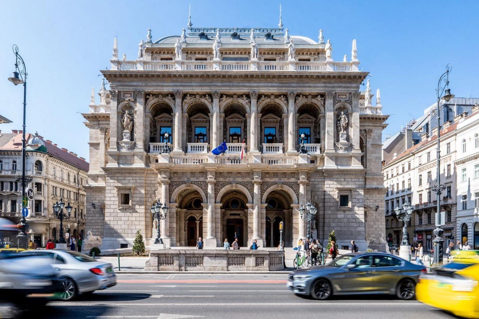 Magnificent Elegance By Magyar Street & Market * Budapesta