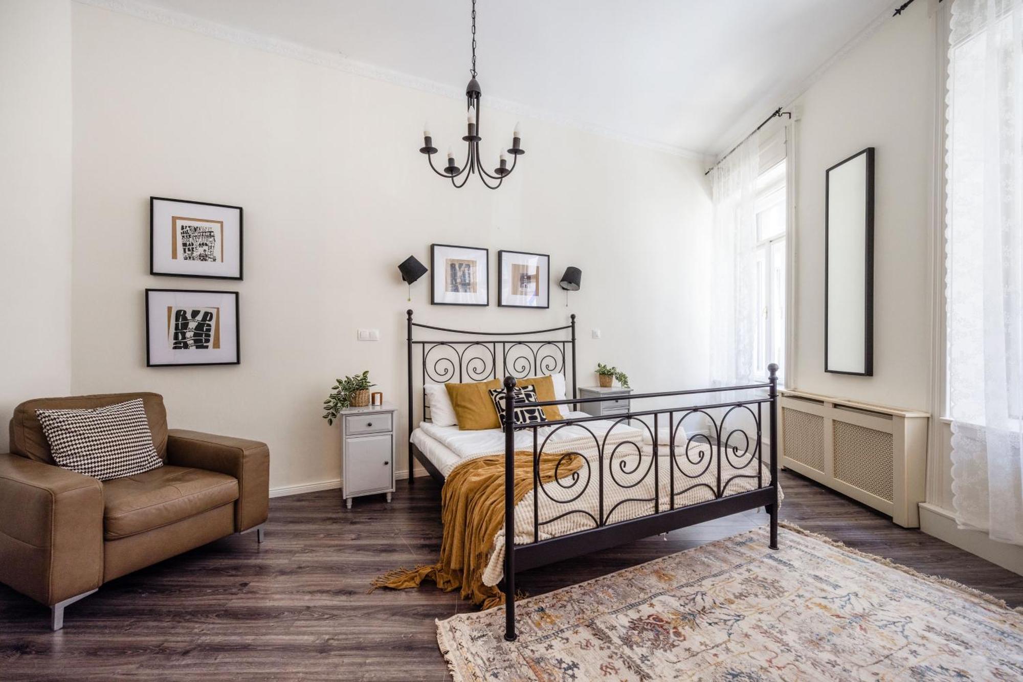 Magnificent Elegance By Magyar Street & Market *